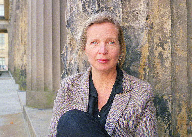Ein Portraitfoto zeigt die Schriftstellerin Jenny Erpenbeck