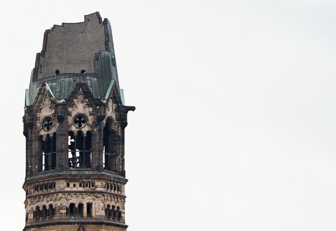 Das Foto zeigt den abgebrochenen Turm der alten Kirche.
