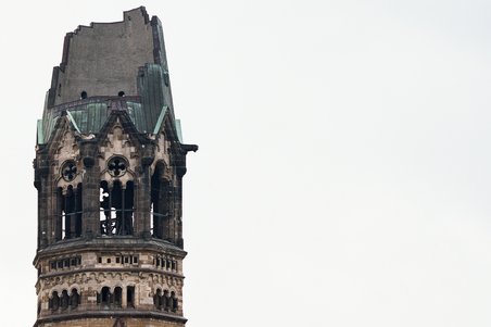 Das Foto zeigt die abgebrochene Spitze der Turmruine.