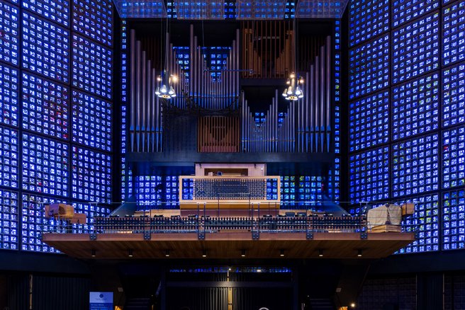 Das Foto zeigt die Orgel der Gedächtniskirche.