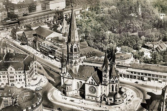 Eine Luftaufnahme von der alten Kirche.