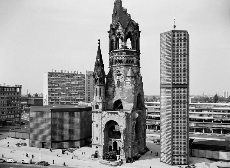 Das Foto zeigt das Kirchenensemble kurz nach seiner Fertigstellung von oben.