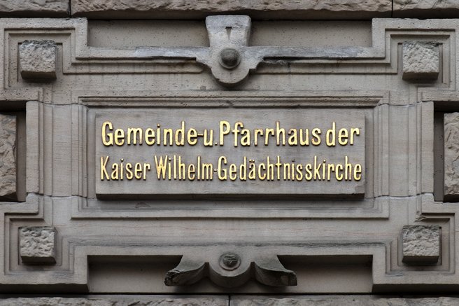 Detailansicht der Fassade des Gemeindehauses mit der Tafel mit vergoldeter Aufschrift Gemeinde- und Pfarrhaus der Kaiser-Wilhelm-Gedächtniskirche