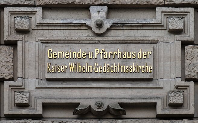 Detailansicht der Fassade des Gemeindehauses mit der Tafel mit vergoldeter Aufschrift Gemeinde- und Pfarrhaus der Kaiser-Wilhelm-Gedächtniskirche