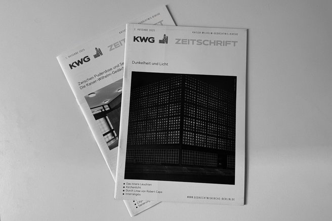 Das Foto zeigt ein paar Ausgaben der KWG-Zeitschrift.