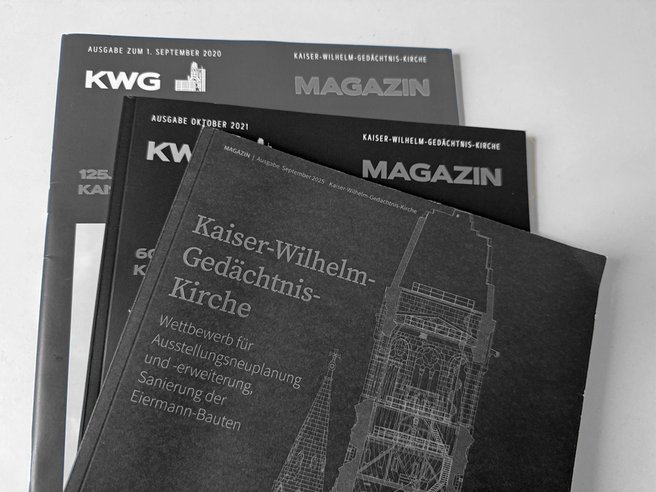 Das Foto zeigt die Magazin-Cover.